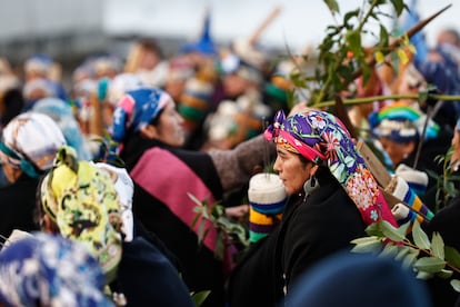 mapuches mientras participan de una concentración de integrantes de diferentes comunidades indígenas en Chile