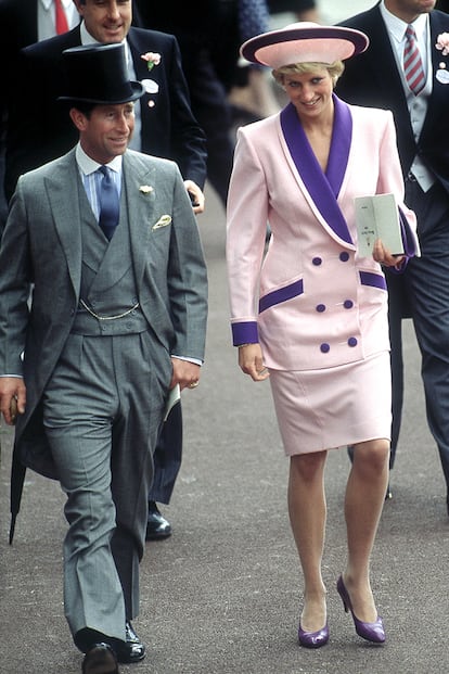 Sus power suits fueron subiendo de color gracias a combinaciones más atrevidas, como el rojo y el rosa o el morado y el rosa palo, que llevó en este conjunto de Catherine Walker para  las carreras de Ascot en 1990.