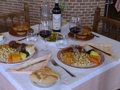 Cocido castellano del restaurante Los Chicos, en Villaverde de &Iacute;scar, provincia de Segovia.