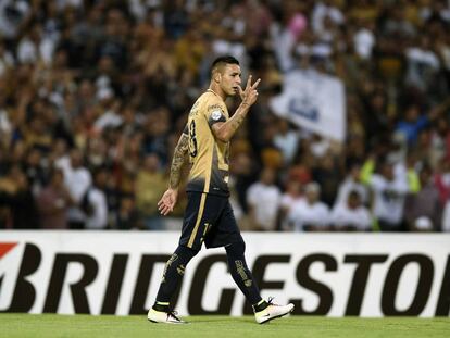 Ismael Sosa en el festejo de su segundo gol para Pumas. 