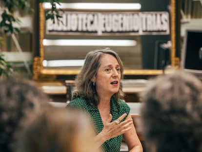 Marta Sanz, en la biblioteca Eugenio Trías de Madrid durante el club de lectura.