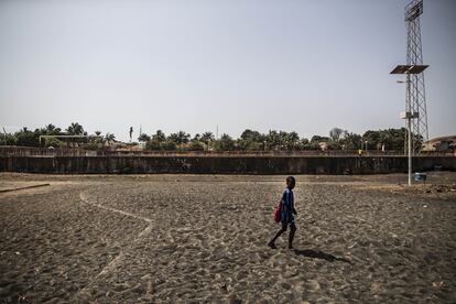 Un centenar de chicos y un grupo de niñas sin recursos acuden cada día, después del almuerzo, al campo de tierra en el centro de Bissau para entrenar y jugar al fútbol