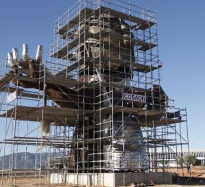 Estatua inspirada en Carlos Fabra en el aeropuerto de Castellón.