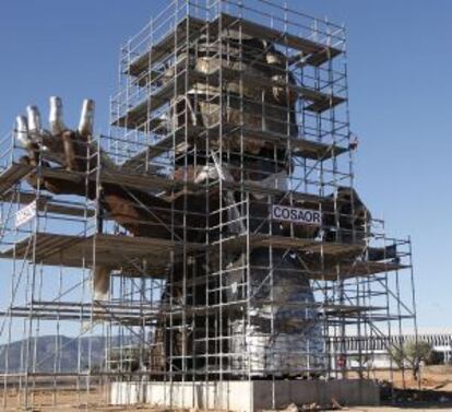 Estatua inspirada en Carlos Fabra en el aeropuerto de Castell&oacute;n.