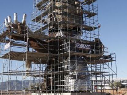 Estatua inspirada en Carlos Fabra en el aeropuerto de Castell&oacute;n.