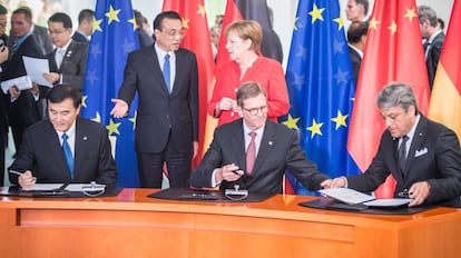 Firma del acuerdo entre Seat, Volkswagen y JAC, al que acudieron la canciller alemana, Ángela Merkel; y el primer ministro chino, Li Keqiang.
