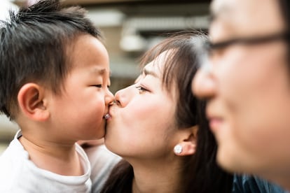 En algunos países y culturas, el beso en la boca es muy habitual entre las familias. 