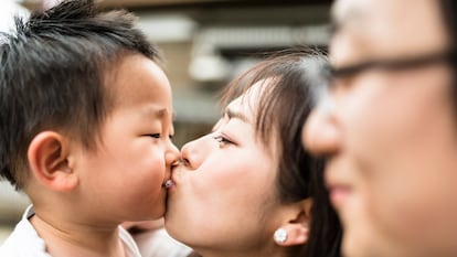 En algunos países y culturas, el beso en la boca es muy habitual entre las familias.