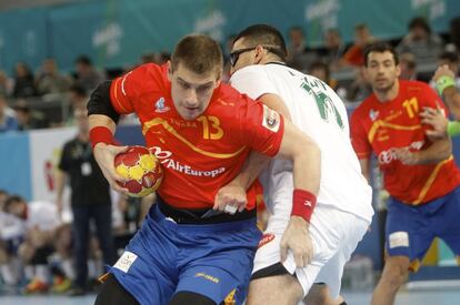 El español Julen Aguinagalde trata de escaparse con la pelota.