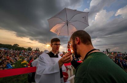 Un peregrino recibe la sagrada comunión durante el primer día de la Jornada Mundial de la Juventud 2016, en Cracovia, Polonia, día 26 de julio.