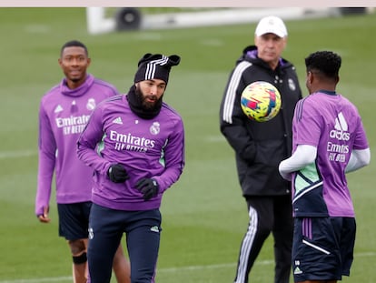 Alaba, Benzema, Ancelotti y Tchouameni, este jueves en Valdebebas.