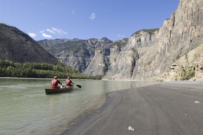 A la reserva nacional de Nahanni, en la frontera del Yukón, solo se puede llegar por aire o mar, se articula en torno al río South Nahanni, que fluye a lo largo de más de 500 kilómetros a través de las escarpadas montañas Mackenzie. Sólo unos mil visitantes llegan cada año hasta aquí, la mitad de ellos piragüistas que tratan de conquistar este legendario cauce. La recompensa es como para pensárselo: cataratas de treinta pisos de altura, altísimos cañones y leyendas de gigantes. Esta es una tierra de pioneros que llegaron en busca de oro y dejaron sus propias historias sobre tribus salvajes, oro y muertes misteriosas. Una parada que merece la pena son las cataratas Virginia, el salto de agua más alto de Canadá, en el curso medio del río Nahanni.