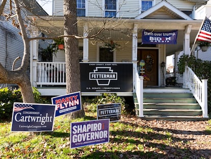 Carteles electorales demócratas ante una vivienda en la ciudad de Wilkes-Barre (Pensilvania).