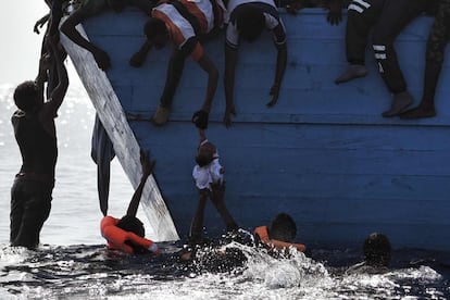 Diversos migrants intenten pujar a bord un nadó mentre esperen els membres de l'ONG Proactiva Open Arms, el 4 d'octubre. 1.800 persones han estat rescatades prop de la costa líbia.