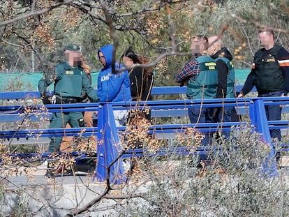 El detenido por la muerte de una menor en El Rubio (Sevilla) visita el solar de la vivienda en donde fue hallado el cuerpo de la víctima durante la reconstrucción de los hechos ordenada por el juez.