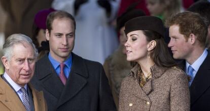 El príncipe Carlos, los duques de Cambridge y Enrique de Inglaterra, durante la celebración de un oficio religioso el pasado día de Navidad.