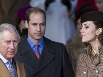 El príncipe Carlos, los duques de Cambridge y Enrique de Inglaterra durante la celebración de un oficio religioso en las navidades de 2014.