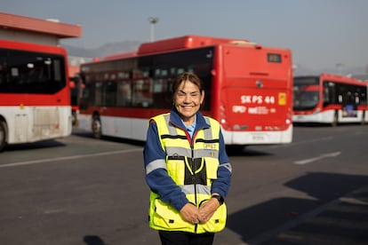 Patricia Becerra, instructora de la empresa RBU, en la planta de Huechuraba en Santiago, Chile, el 5 de Junio de 2025.