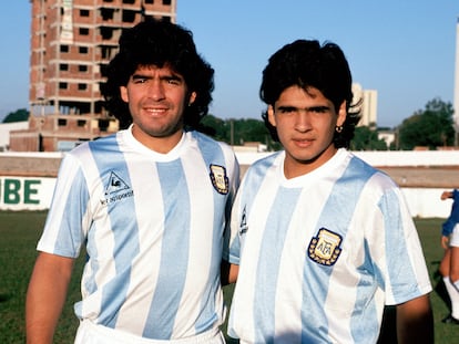 Diego Armando Maradona, a la izquierda, con su hermano Hugo, en 1986.