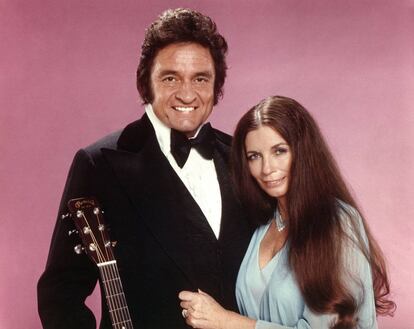 Johnny Cash y June Carter, matrimonio y estrellas del 'country', posan para un retrato promocional en 1975.