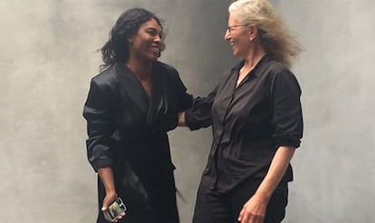 Serena Williams junto Annie Leibovitz, en el detr&aacute;s de c&aacute;maras de Pirelli.