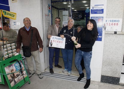 Alegría en la administración número 2 de El Campello (Alicante) que ha vendido íntegramente uno de los quintos premios del sorteo.