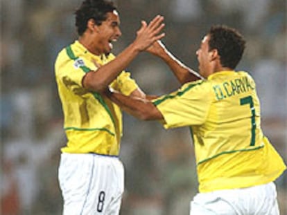 Dudu y Daniel Carvalho celebran un gol ante Japón.