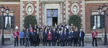 La alcaldesa de Barcelona, Ada Colau, junto al presidente del grupo PRISA, Juan Luis Cebrián, y el cantante Miguel Bosé, y algunos de los galardonados con los Premios Ondas, que se entregan en Barcelona. 