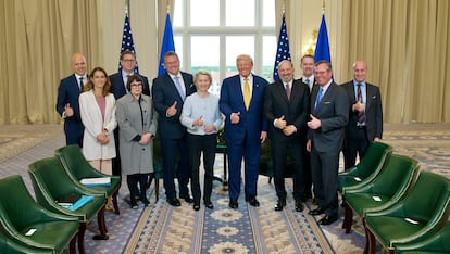 Ursula von der Leyen y Donald Trump, junto con miembros de ambas delegaciones durante el pacto arancelario, en una imagen de la cuenta de X de la Oficina del Representante Comercial de los Estados Unidos, el 27 de julio en Turnberry (Escocia).