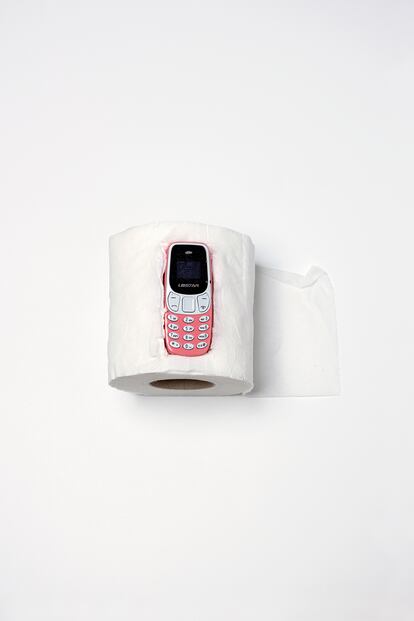 Teléfono móvil oculto en un rollo de papel higiénico encontrado en diciembre de 2021.