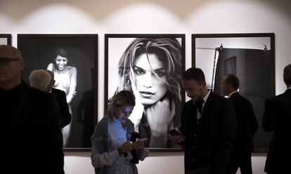 Un grupo de invitados en la apertura de la gala "A Different Vision On Fashion Photography' en la muestra sobre Peter Lindbergh en Reggia di Venaria Reale (Turín) el 6 de octubre de 2017.