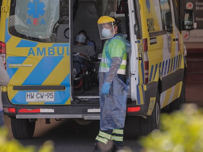 Un paciente con síntomas de covid-19 es trasladado en una ambulancia este jueves, en Santiago.