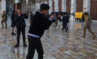 Un joven agarraba este lunes en Damasco un arma.