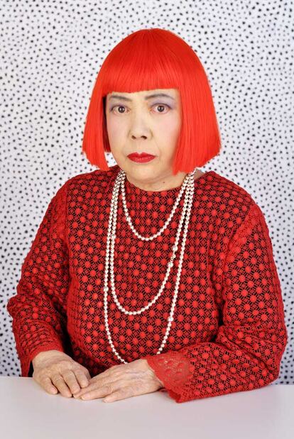 <i>Yayoi Kusama en su estudio,</i> Tokio 2009, uno de sus numerosos autorretratos. © Yayoi Kusama Studio.