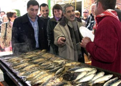 El candidato de IU, Gaspar Llamazares, ha celebrado en Córdoba el día de Andalucía, donde ha participado en una sardinada. En la imagen, junto al coordinador general en la provincia, Enrique Centella.