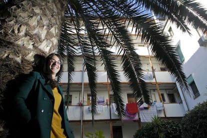 La arquitecta Marta Catalán del estudio Zira02, en el patio de la corrala de Pacífico.