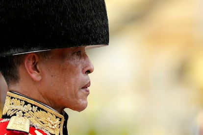 El nuevo rey Maha Vajiralongkorn Bodindradebayavarangkun asiste a la ceremonia de cremación del rey Bhumibol Adulyadej.