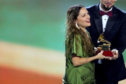Natalia Lafourcade recibe el premio al Mejor Álbum Cantautor.