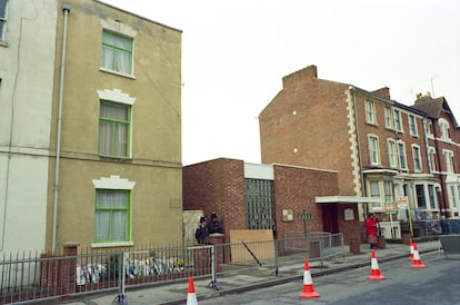 El número 25 de Cromwell Street, donde estaba la "casa de los horrores" de los asesinos en serieFred yRosemary West, fotografiado en abril de 1994.