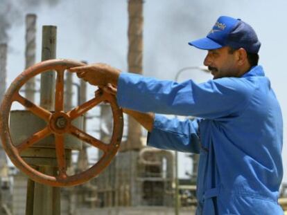 Un trabajador de una planta petrol&iacute;fera en Irak