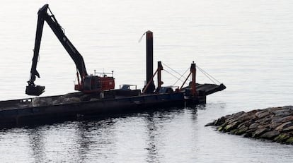 Una pala retroexcavadora contin&uacute;a los trabajos de rellenos en la zona de Sandy Bay en Gibraltar.