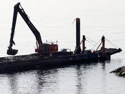 Una pala retroexcavadora continúa los trabajos de rellenos en la zona de Sandy Bay en Gibraltar.