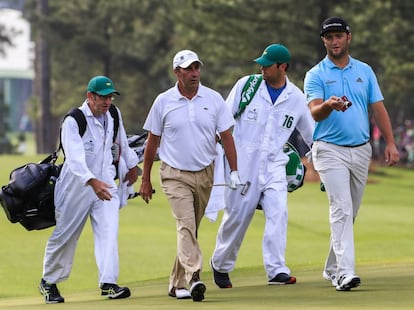 Rahm, a la derecha, y Olazabal, junto a sus caddies, durante las prácticas del miércoles.