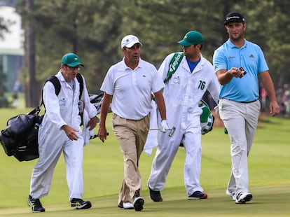 Rahm, a la derecha, y Olazabal, junto a sus caddies, durante las pr&aacute;cticas del mi&eacute;rcoles.