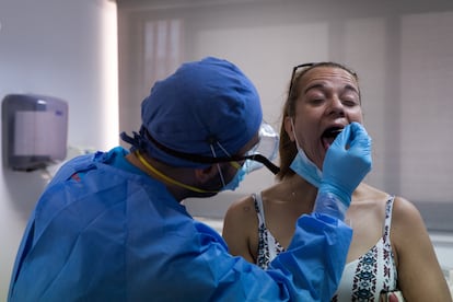 Una prueba PCR en el centro de Especialidades de El Arroyo en Fuenlabrada.