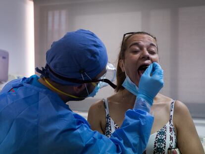 Una prueba PCR en el centro de Especialidades de El Arroyo en Fuenlabrada.