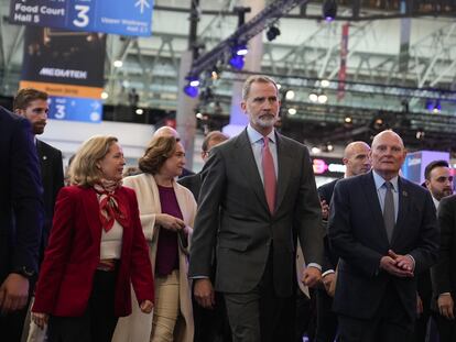 La vicepresidenta primera del Gobierno Nadia Calviño y la alcaldesa de Barcelona, Ada Colau, a la izquierda de la imagen, con el Rey Felipe VI y el consejero delegado de la GSMA, John Hoffman, durante la inauguración del salón este lunes.