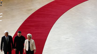 Desde la izquierda, el presidente del Consejo Europeo, António Costa; el presidente de Ucrania, Volodímir Zelenski, y la presidenta de la Comisión Europea, Ursula von der Leyen.