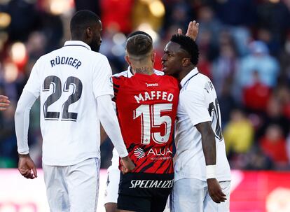 Vinicius y Rüdiger se encaran con Maffeo durante el partido entre el Mallorca y el Real Madrid, en Son Moix este domingo.