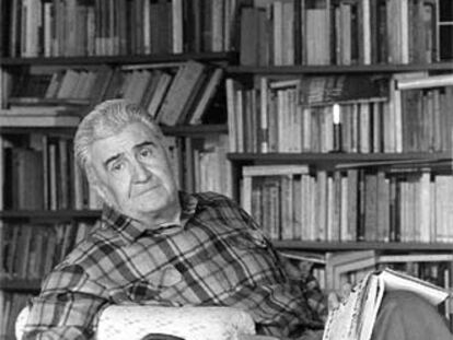 Eduardo Haro Tecglen, fotografiado con su perro <i>Trotski</i>.